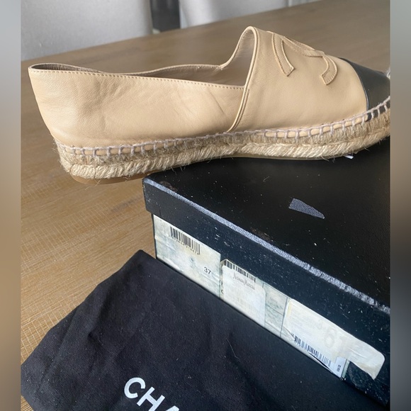 CHANEL
Interlocking CC Logo Leather Espadrilles - Picture 4 of 15